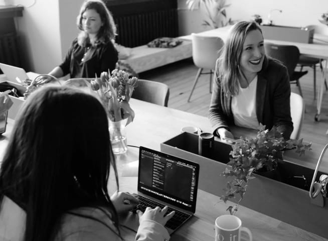 Website main image showing women talking and looking at eachother